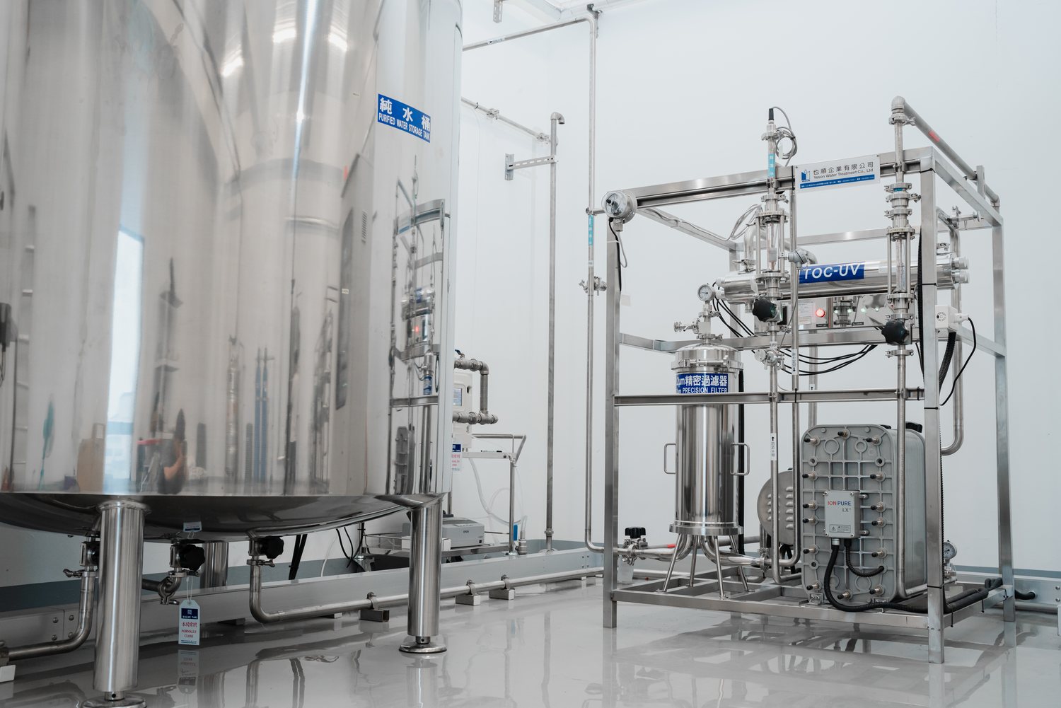 Pharmaceutical purified water plant room with storage tank, TOC-UV skid and CEDI module